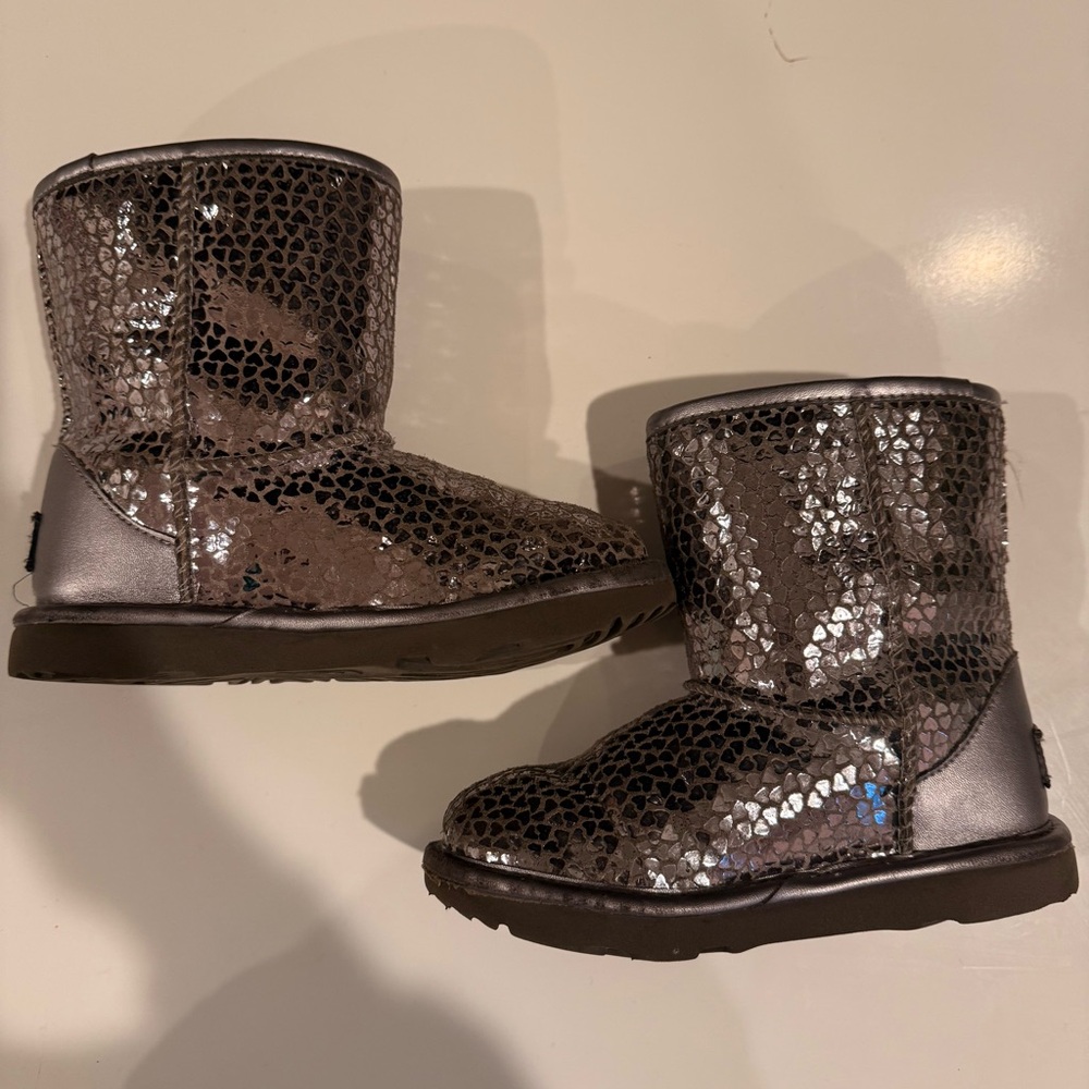 UGG Girls Classic Gel Hearts Boots size 12 Sleek Silver - Picture 10 of 12